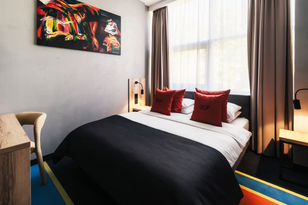 Pokój Double z oryginalnym dziełem sztuki w Hotelu Polonez