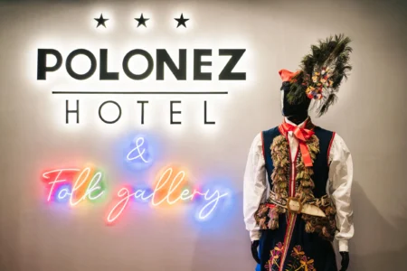 Logo Hotelu Polonez & Folk Gallery oraz tradycyjny strój krakowski