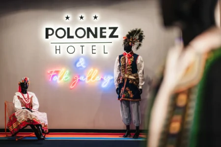Neon Folk Gallery i polskie stroje ludowe w Hotelu Polonez