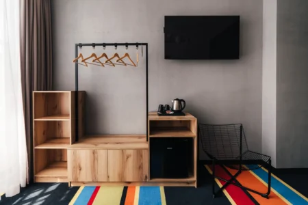 Biurko, telewizor i szafa w pokoju Hotelu Polonez