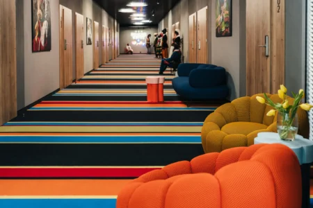 Odnowiony korytarz Hotelu Polonez z kolorowym dywanem