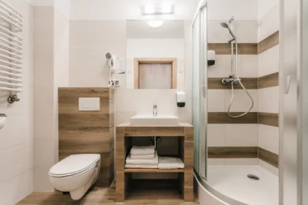 Prywatna łazienka z prysznicem w pokoju Hotelu Polonez