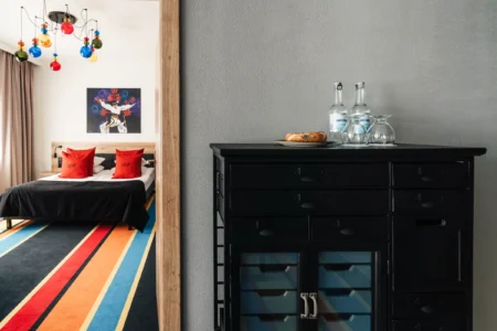 Mini-lodówka oraz zestaw kawowy w pokoju Hotelu Polonez