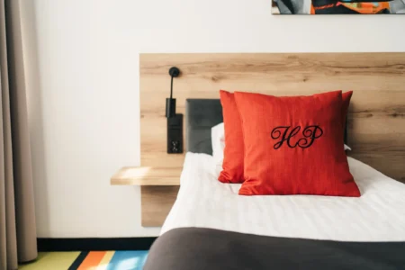 Dekoracyjna poduszka z logo Hotelu Polonez