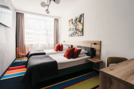 Nowoczesne wnętrze pokoju dwuosobowego w Hotelu Polonez