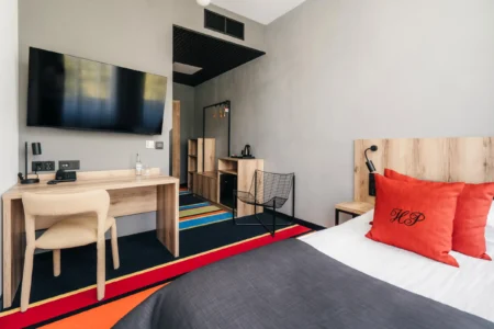 Pokój jednoosobowy z biurkiem i telewizorem w Hotelu Polonez