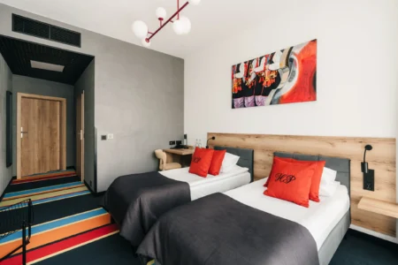 Odnowiony pokój dwuosobowy z obrazem w Hotelu Polonez