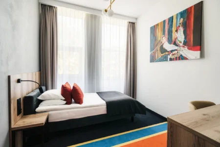 Pokój jednoosobowy z oryginalnym obrazem w Hotelu Polonez