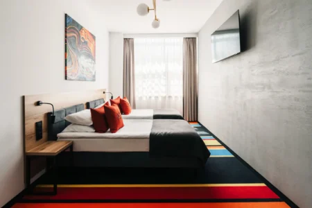 Pokój Hotelu Polonez z biurkiem, telewizorem i klimatyzacją