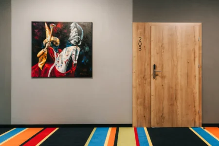 Pokój hotelowy z obrazem inspirowanym polskim folklorem
