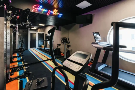 Bieżnia, orbitrek i rower w siłowni Hotelu Polonez