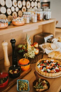 Pieczywo, owoce i dodatki w bufecie śniadaniowym