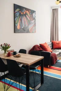 Rozkładana kanapa i stół w pokoju Studio Hotelu Polonez