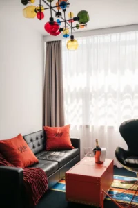 Kolorowe oświetlenie w pokoju Studio Hotelu Polonez