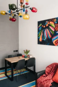 Stół jadalniany i część dzienna w pokoju Studio